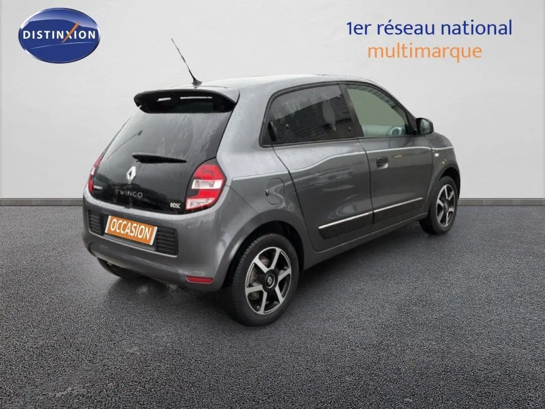 Vue 3/4 arrière droite d'une Renault Twingo III gris foncé avec vitres surteintées et jantes alliage noires.