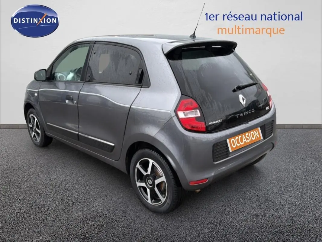 Vue 3/4 arrière droite d'une Renault Twingo III gris foncé avec vitres surteintées et jantes alliage 15 pouces.