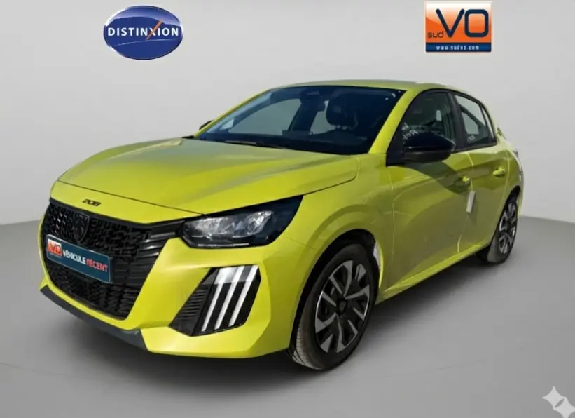 Peugeot 208 jaune vue en 3/4 avant droit, avec calandre noire et feux diurnes à LED distinctifs.