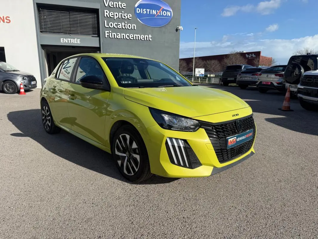 Peugeot 208 jaune vue 3/4 avant droit, avec calandre noire distinctive et jantes 16 pouces au soleil.