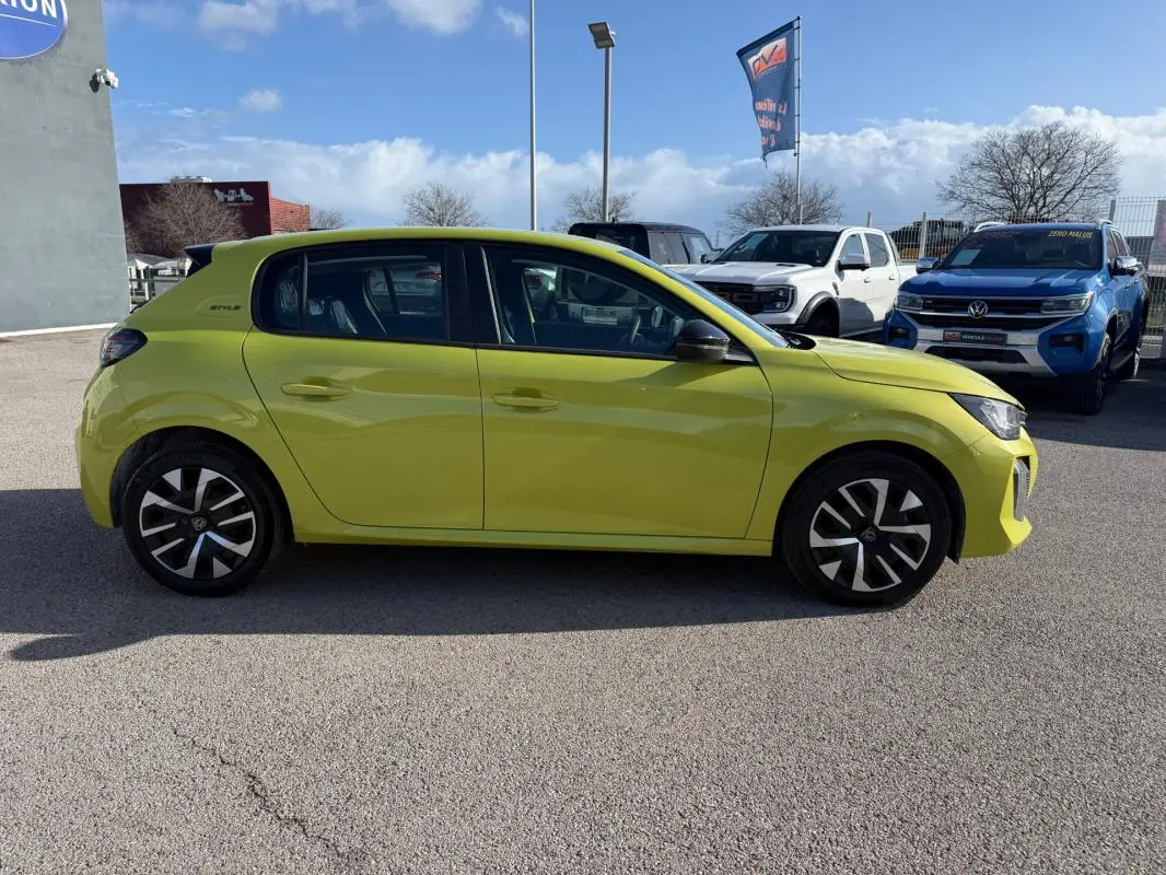 Peugeot 208 jaune vue de profil côté gauche, avec jantes 16 pouces et rétroviseurs noirs contrastants.