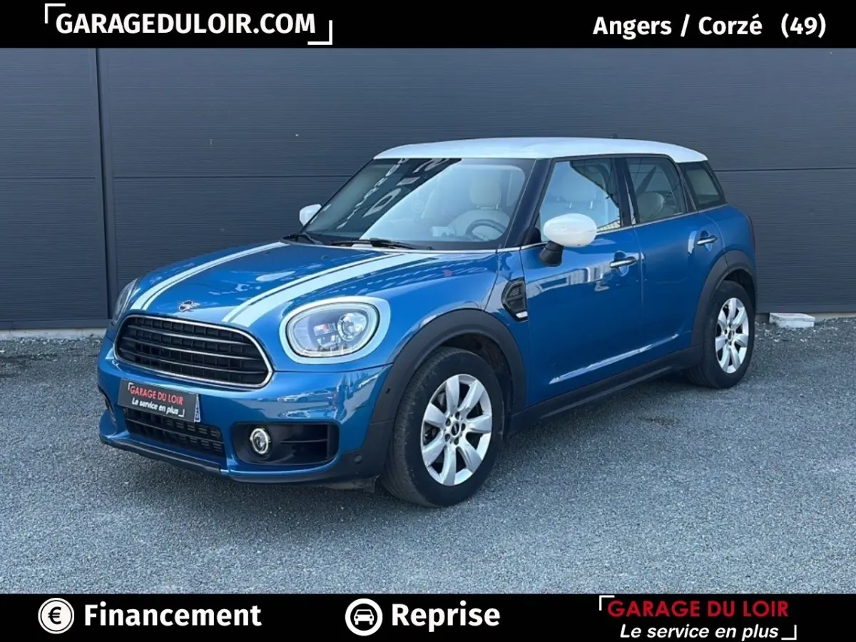 Vue 3/4 avant droite d'une MINI Countryman Cooper Exquisite 2020 bleu avec toit blanc et jantes argentées.