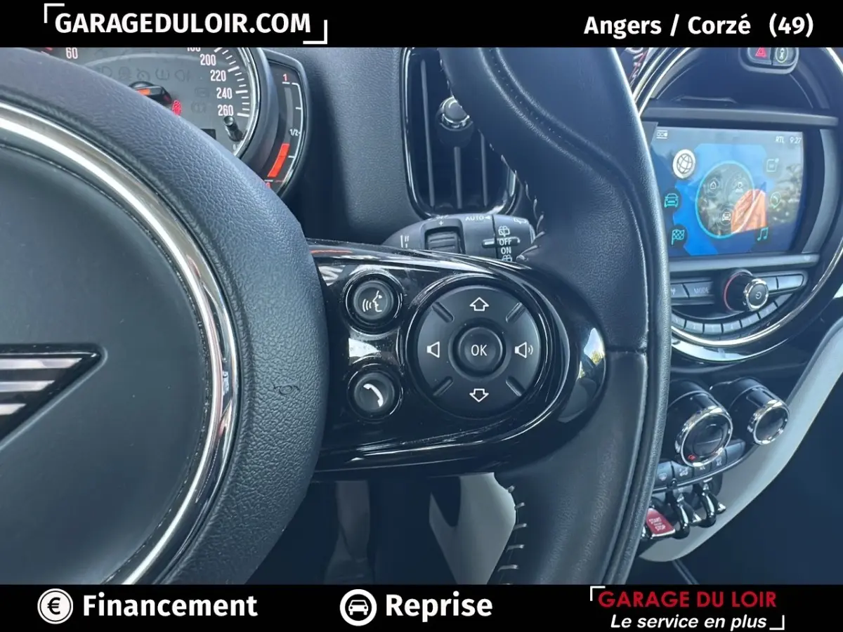 Gros plan sur le volant cuir noir côté droit du MINI Countryman 2020 avec commandes multifonctions et écran tactile visible.