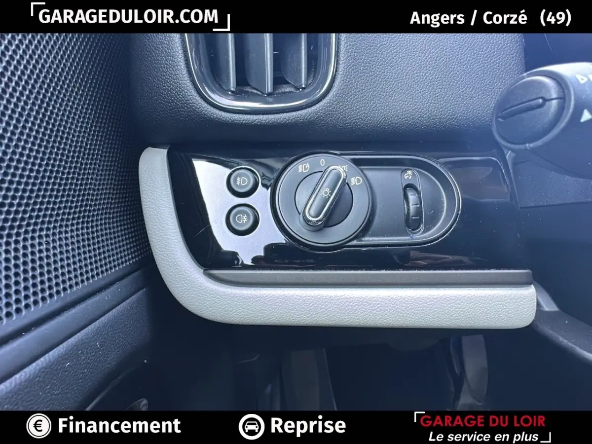 Gros plan sur les commandes d'éclairage côté gauche du tableau de bord d'une MINI Countryman bleu 2020.