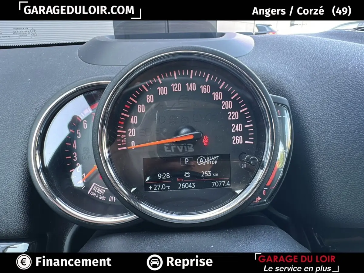 Vue rapprochée du tableau de bord du MINI Countryman bleu 2020, affichant le compteur de vitesse et le compte-tours.