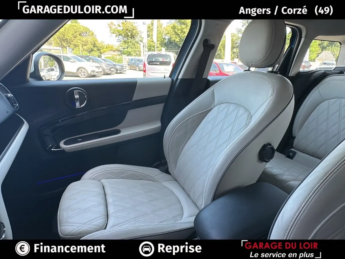 Vue intérieure côté passager avant d'une MINI Countryman Cooper 2020, sièges cuir beige clair matelassé avec porte noir et beige.