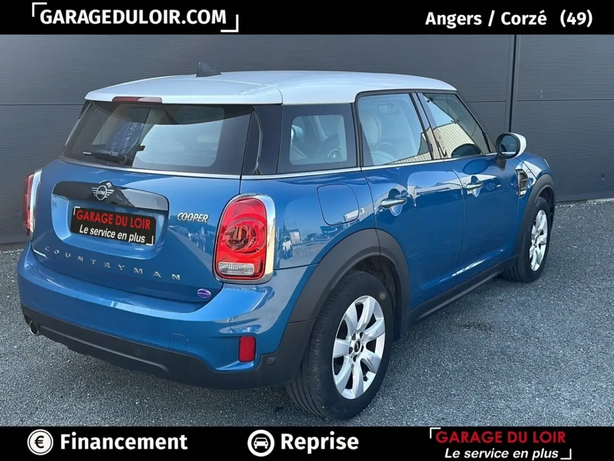 Vue 3/4 arrière droite d'une MINI Countryman Cooper bleu avec toit blanc et feux arrière LED.