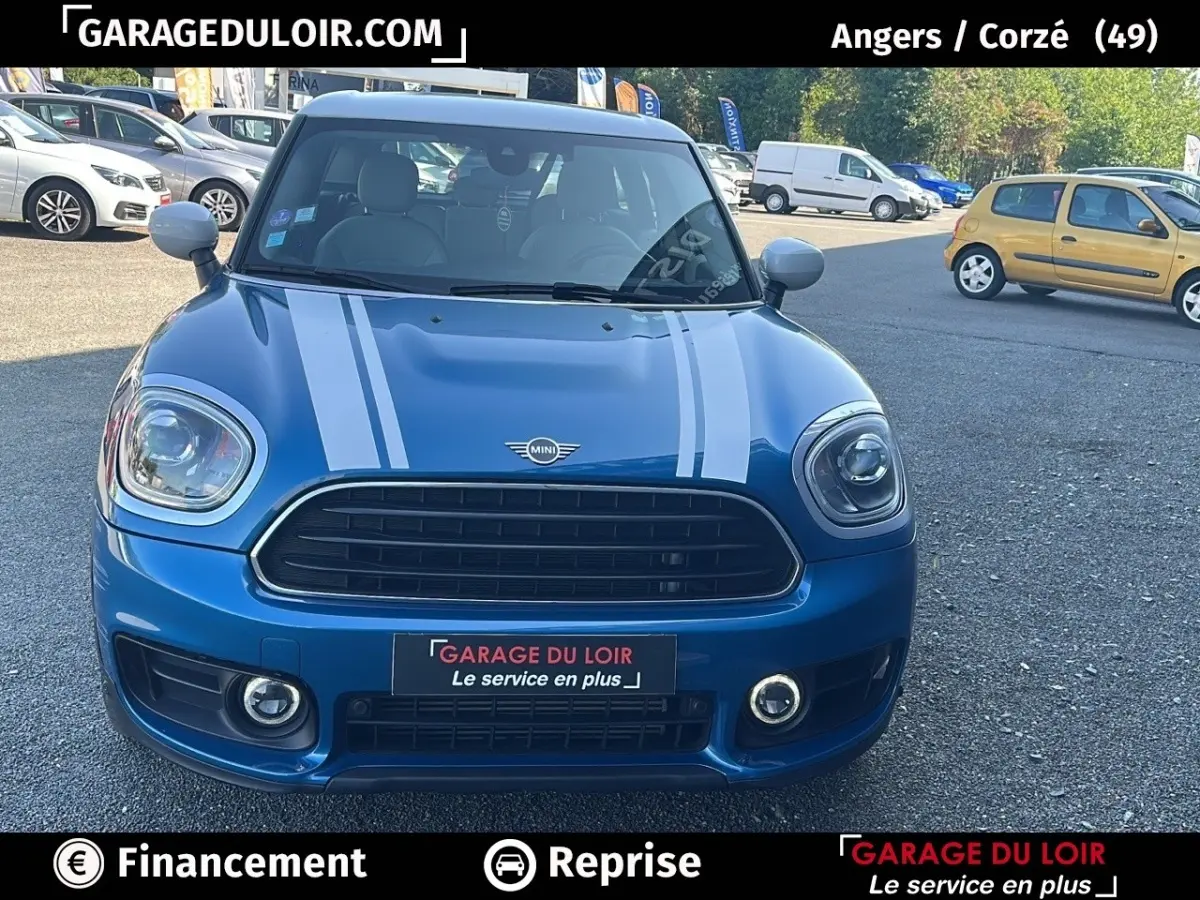 Vue avant d'une MINI Countryman Cooper Exquisite 2020 bleu avec bandes blanches et phares LED ronds.