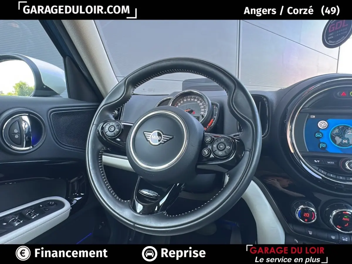 Vue intérieure centrée sur le volant cuir noir de la MINI Countryman Cooper 2020 avec tableau de bord et écran tactile visible.