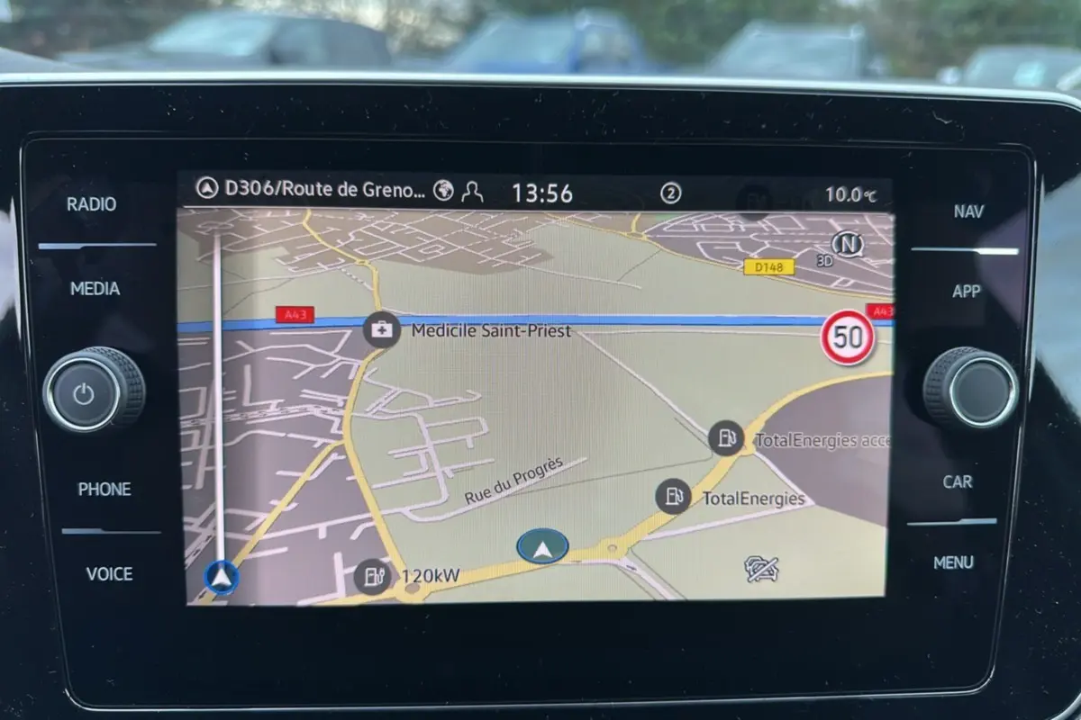 Écran tactile de navigation du Volkswagen T-Cross 2025 affichant une carte avec itinéraire et indications routières.