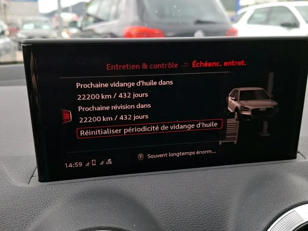 Gros plan sur la jante alu 19 pouces en Y de l'Audi Q2 noire, vue côté arrière droit du véhicule.
