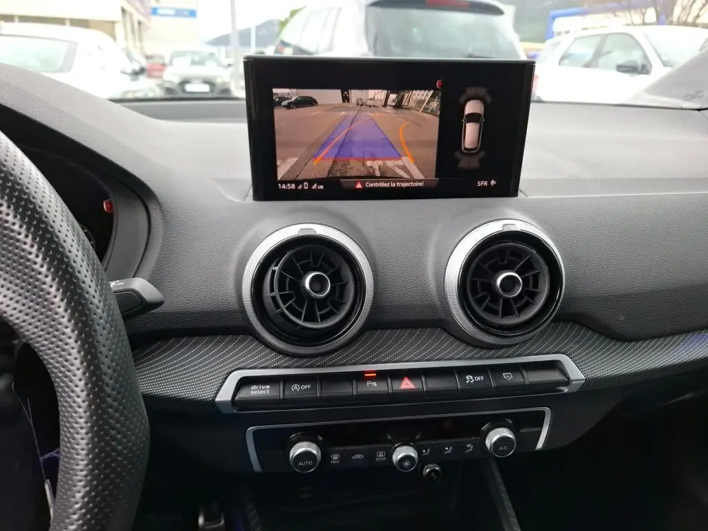 Gros plan sur la roue arrière droite noire d’un Audi Q2 2023 avec jante alu 19 pouces à 5 doubles branches.