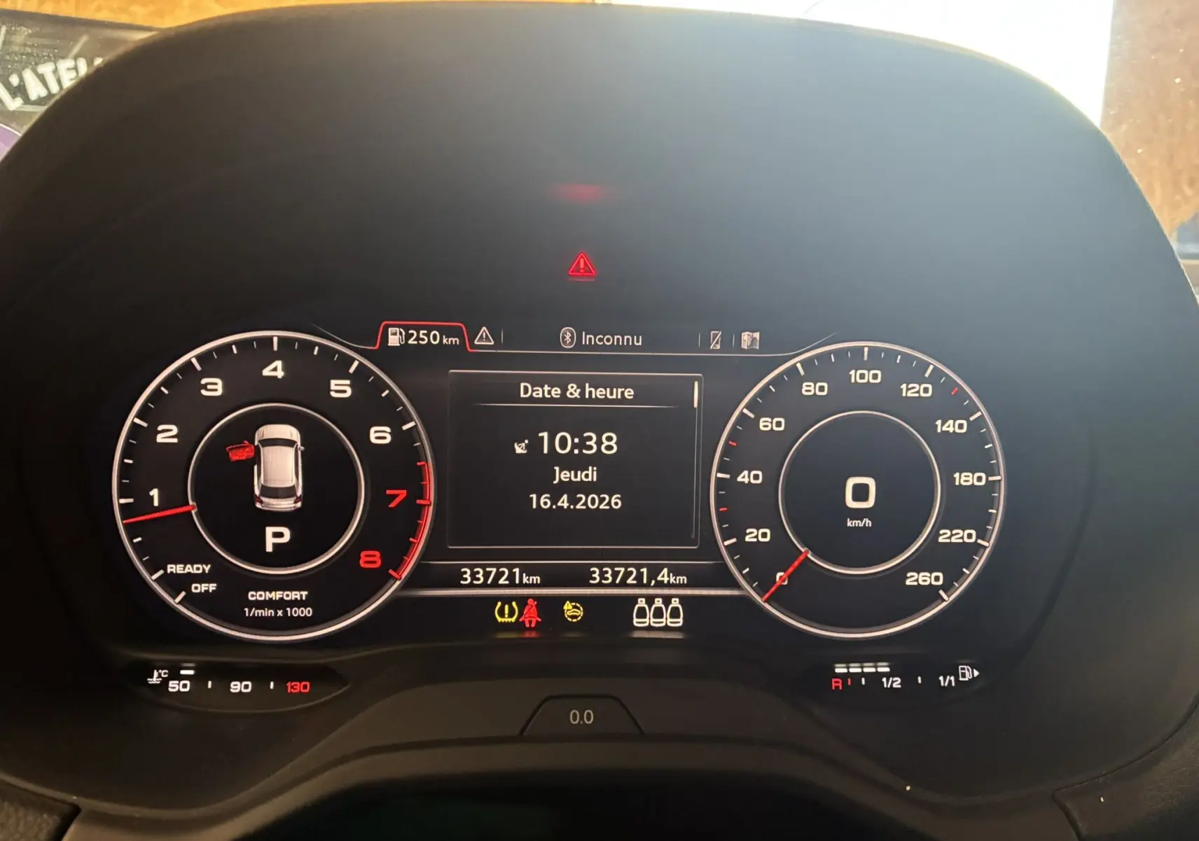 Tableau de bord numérique de l'Audi Q2 2023 affichant compte-tours, vitesse et informations centrales en vue frontale.