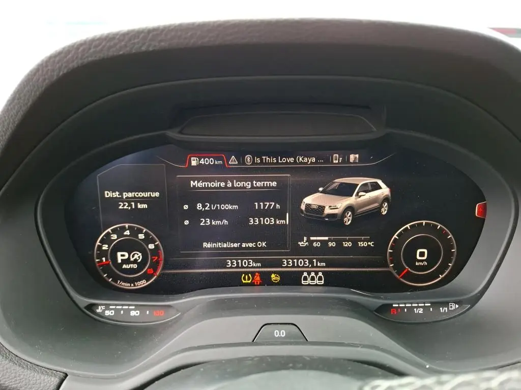 Gros plan sur la jante alu 19 pouces en Y de l'Audi Q2 noire, mettant en valeur le logo Audi au centre.