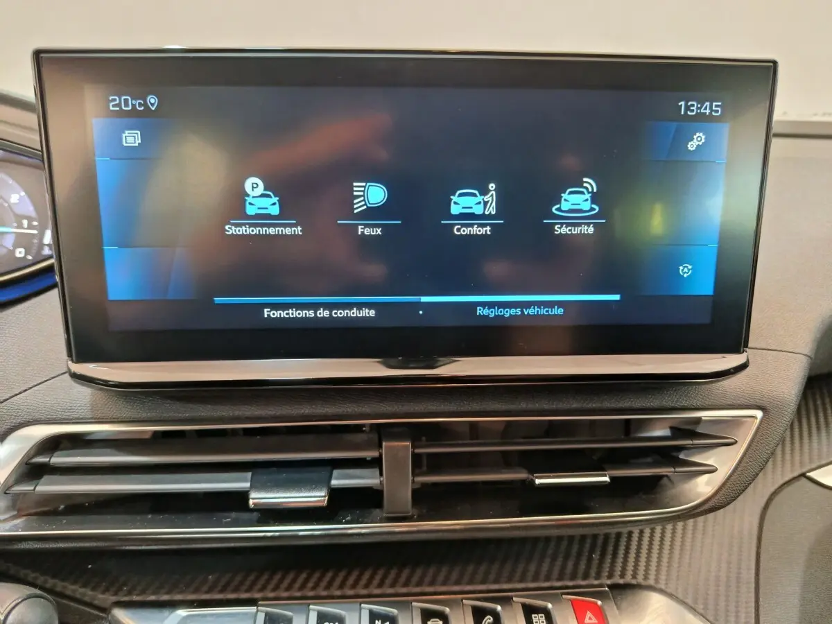 Écran tactile central affichant les réglages du véhicule, avec ventilation intégrée, intérieur Peugeot 3008 gris foncé.