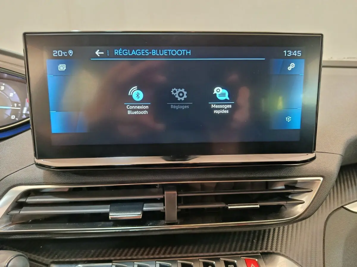 Écran tactile central du tableau de bord du Peugeot 3008 gris foncé, affichant les réglages Bluetooth.