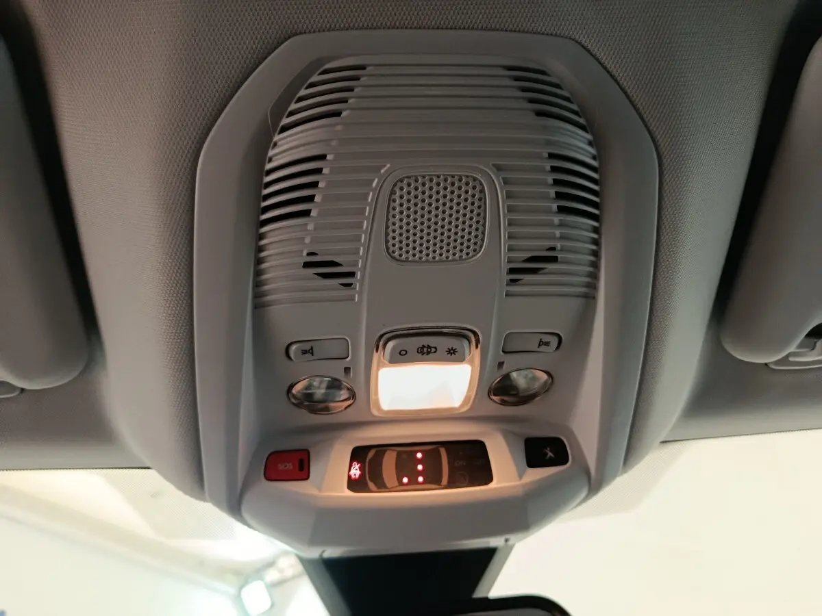 Vue en contre-plongée du plafonnier gris clair avec commandes d’éclairage et bouton SOS du Peugeot 3008 2022.