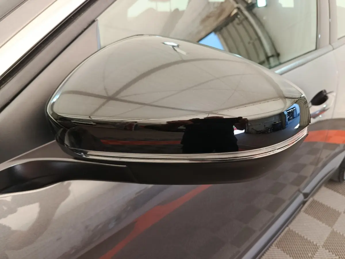 Rétroviseur extérieur côté gauche gris foncé de Peugeot 3008 2022, avec clignotant intégré et finition brillante.