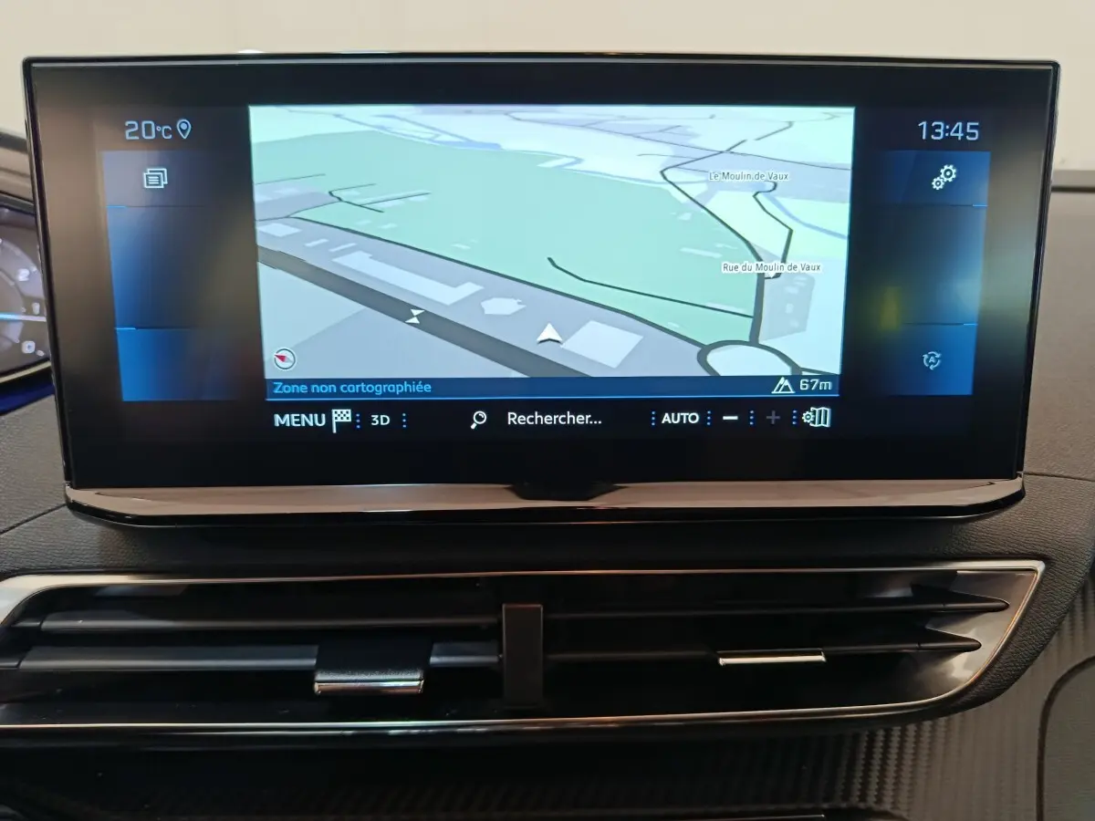 Écran tactile central affichant la navigation dans l'habitacle du Peugeot 3008 gris foncé, vue de face rapprochée.