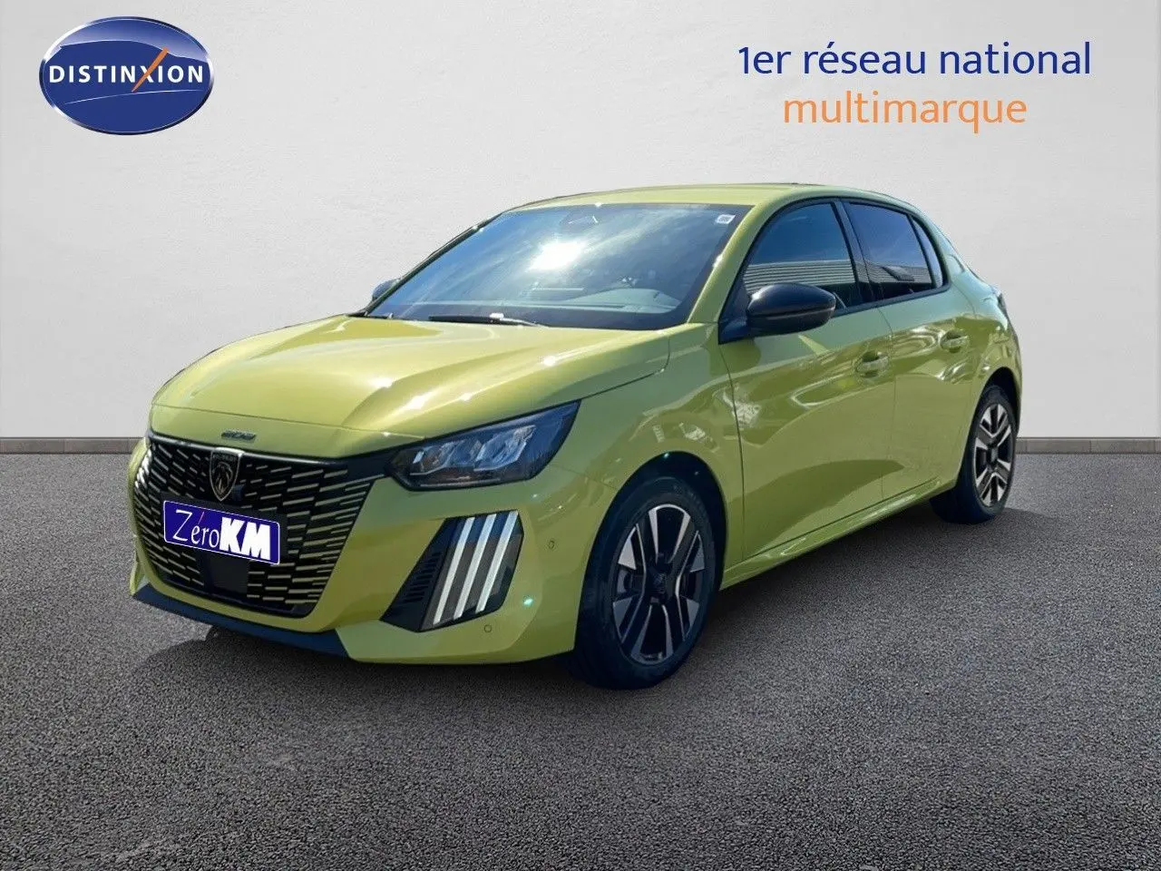 Peugeot 208 hybride jaune Agueda métal vue 3/4 avant droit avec calandre noire et feux LED verticaux.