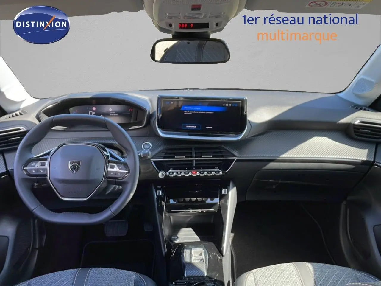 Vue intérieure avant du tableau de bord de la Peugeot 208 Hybrid 110ch Allure avec volant cuir et écran tactile central.