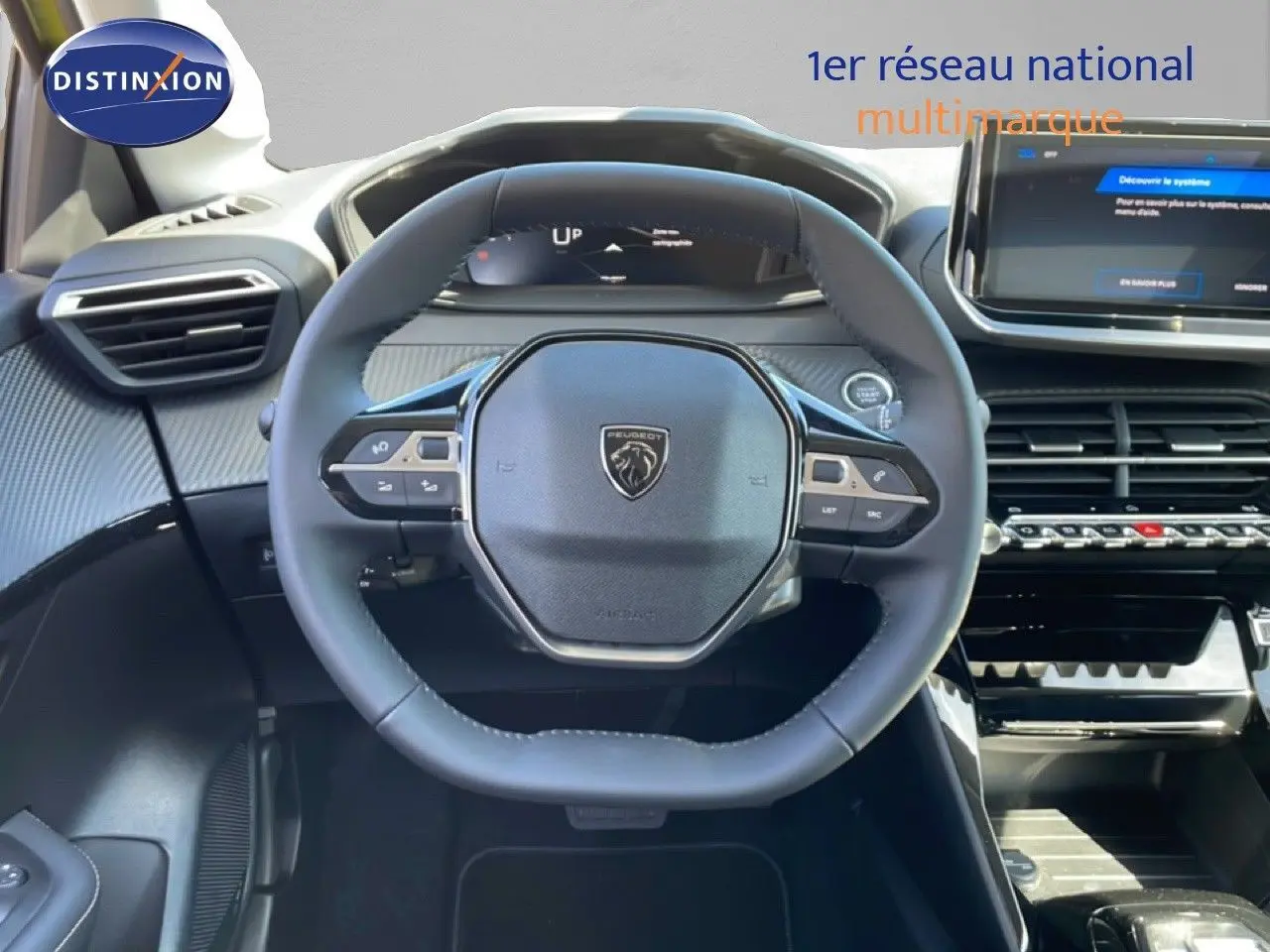 Vue intérieure centrée sur le volant cuir noir et le tableau de bord digital du Peugeot 208 Hybrid jaune Agueda Metal.