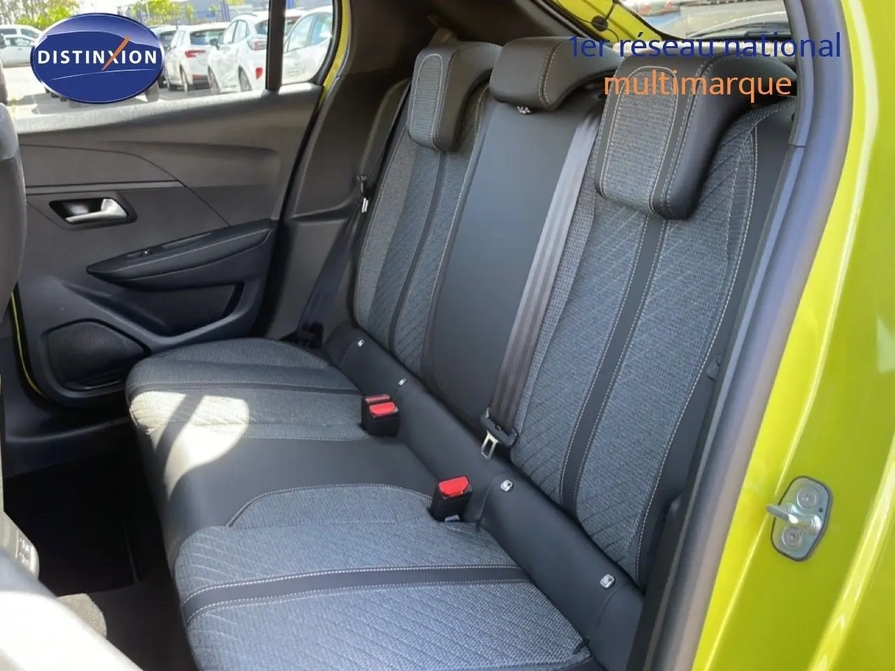 Vue intérieure côté droit des sièges arrière gris à motifs avec porte ouverte sur Peugeot 208 jaune Agueda Metal 2026.