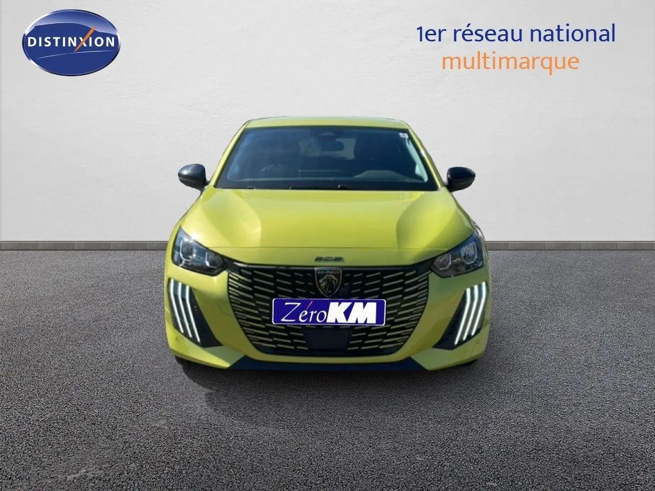 Vue avant d'une Peugeot 208 hybride jaune Agueda Metal avec calandre noire et feux LED distinctifs allumés.