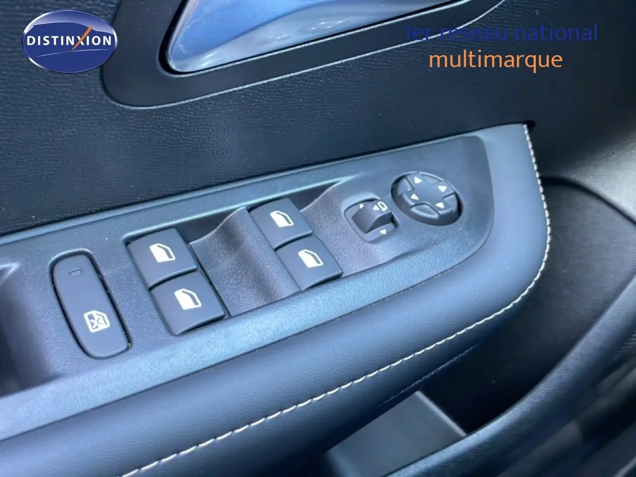 Gros plan sur les commandes de lève-vitres et rétroviseurs côté conducteur de la Peugeot 208 Hybrid 110ch Allure, intérieur noir.