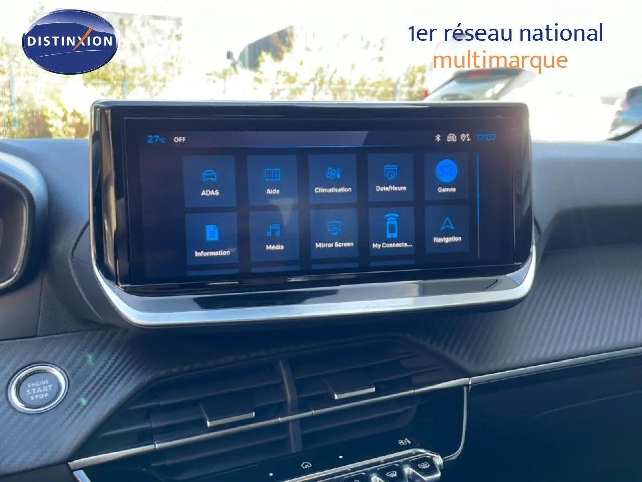 Vue rapprochée de l’écran tactile central et tableau de bord intérieur de la Peugeot 208 Hybrid 110ch finition Allure.
