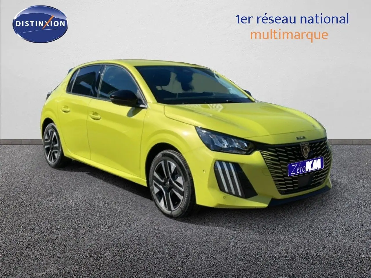 Peugeot 208 Hybrid jaune Agueda métal vue 3/4 avant droit, avec calandre noire et jantes alliage distinctives.