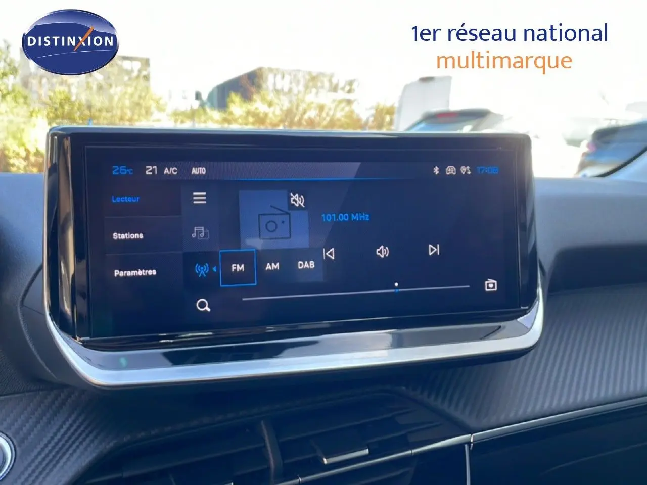 Écran tactile central de la Peugeot 208 Hybrid jaune Agueda, affichant les réglages radio FM en extérieur.