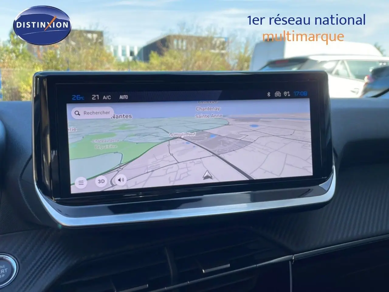 Vue rapprochée de l’écran tactile central affichant la navigation dans l’habitacle d’une Peugeot 208 jaune Agueda Metal.