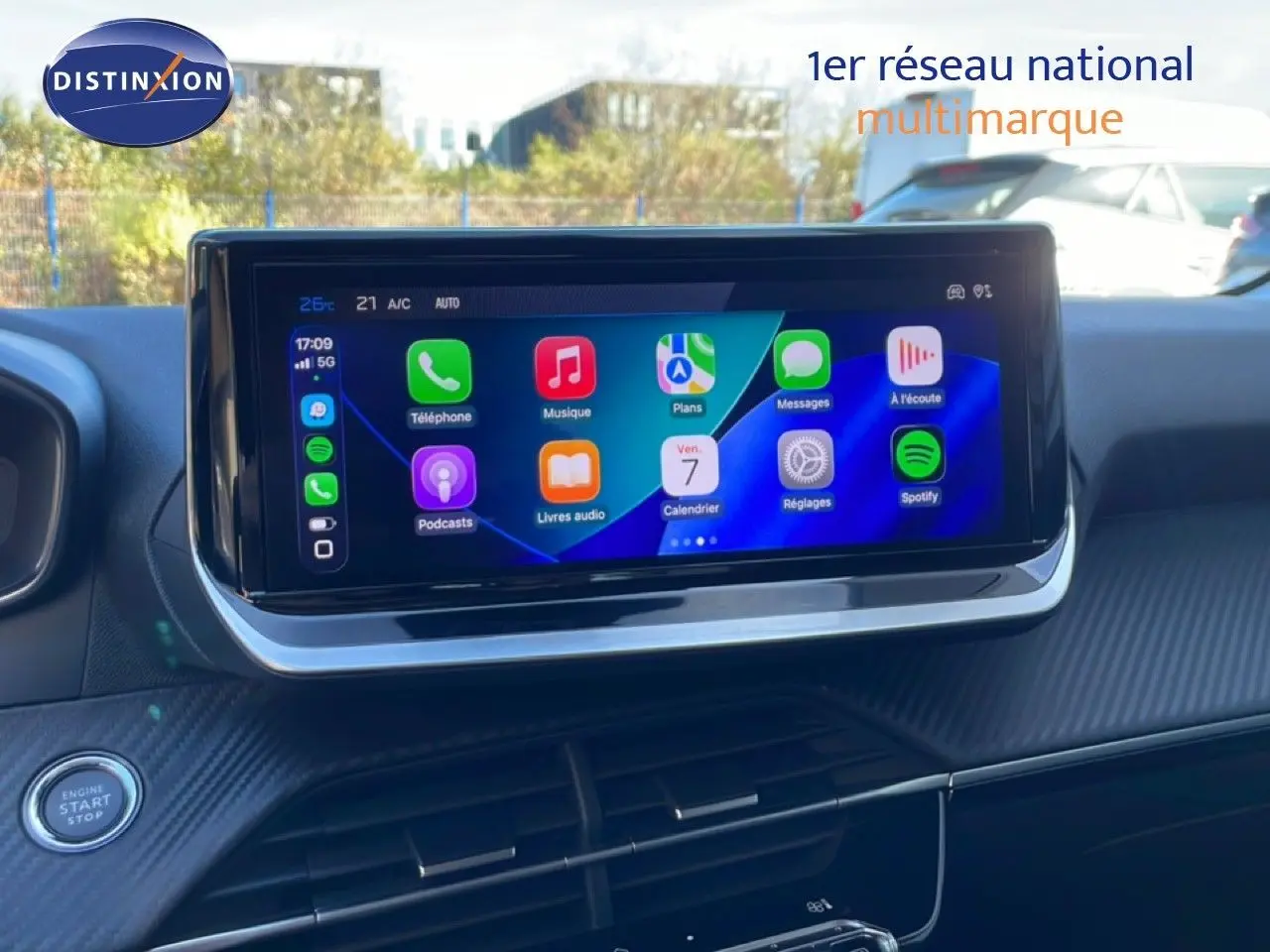 Vue intérieure centrée sur l’écran tactile du tableau de bord d’une Peugeot 208 hybride, finition Allure.