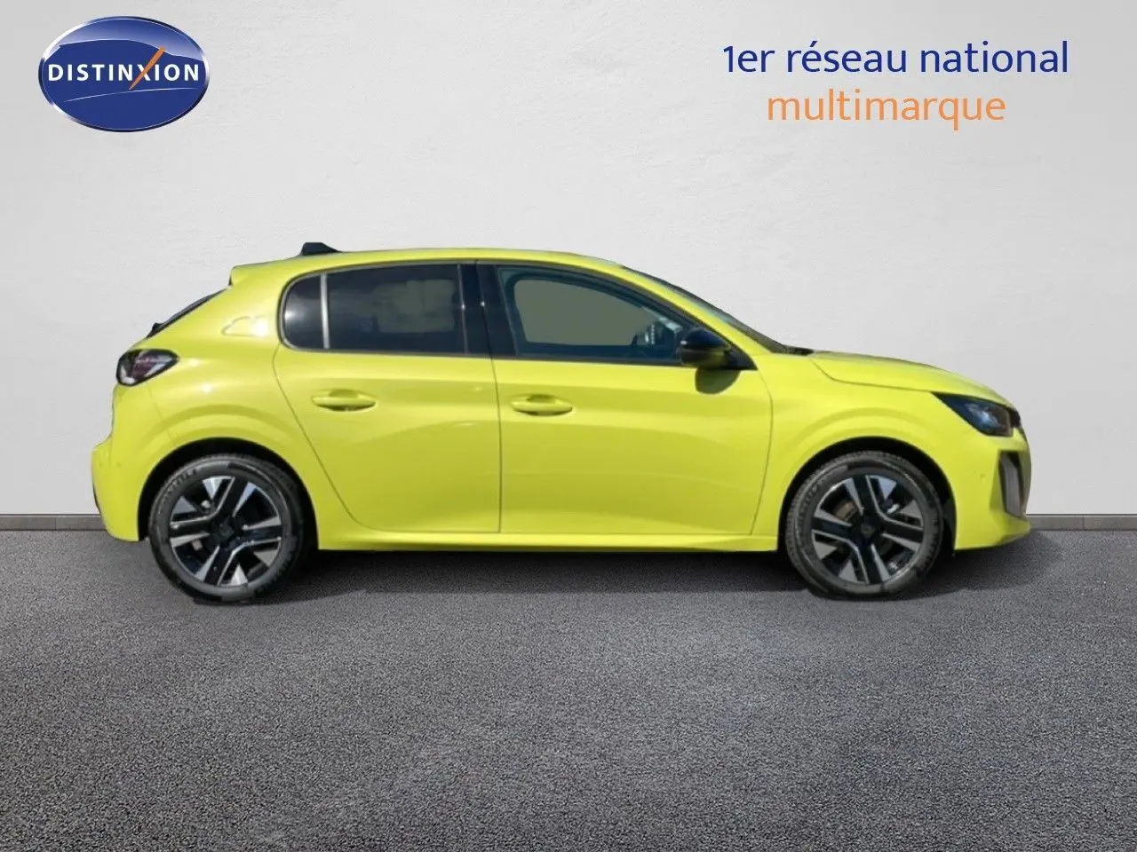 Profil droit d'une Peugeot 208 Hybrid 110ch Allure jaune Agueda métal avec jantes alliage et vitres teintées.