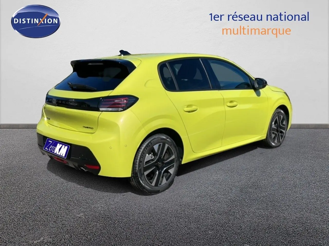 Vue 3/4 arrière droite d'une Peugeot 208 Hybrid jaune Agueda Métal avec jantes noires et toit noir.