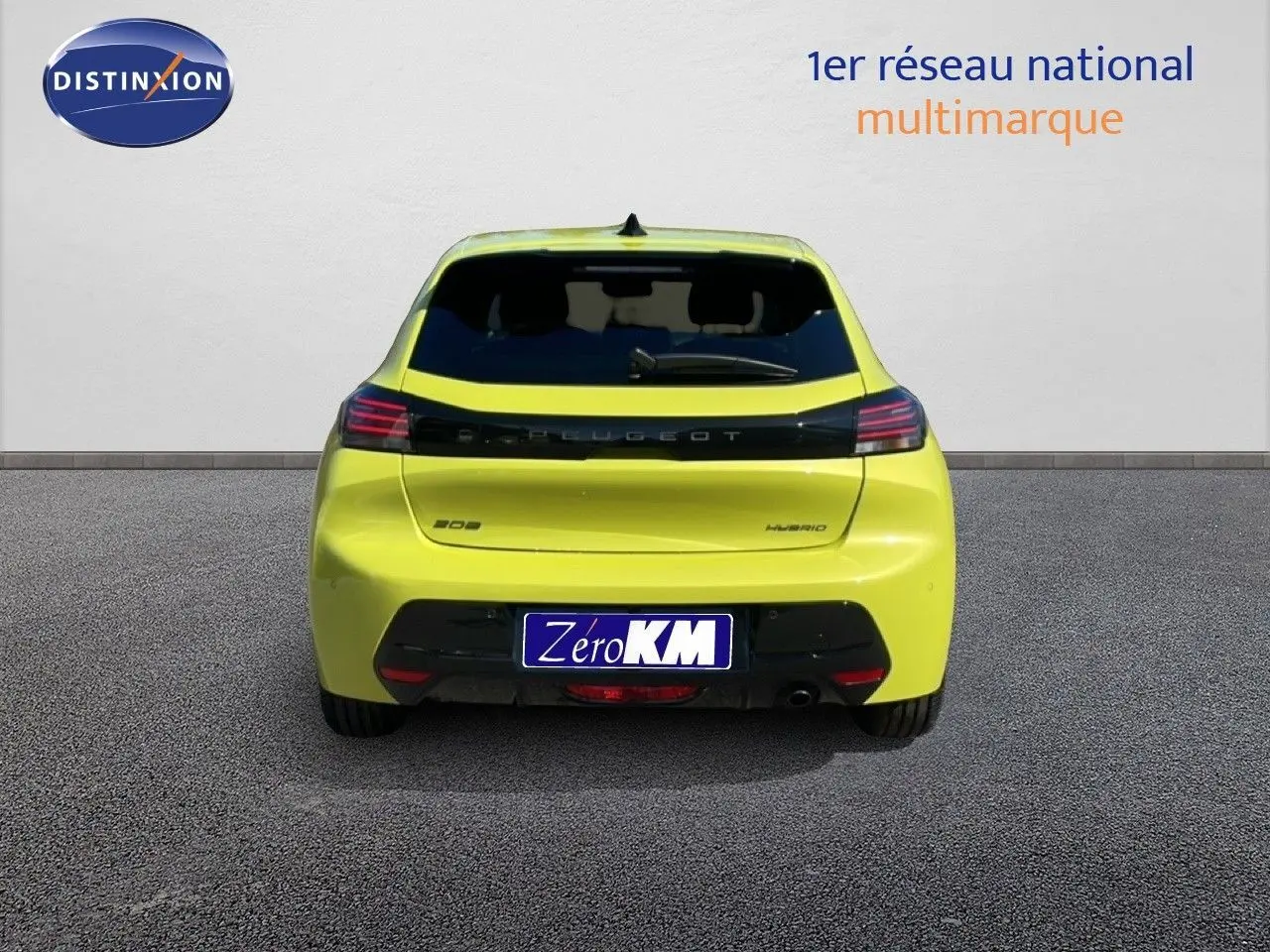 Vue arrière d'une Peugeot 208 hybride jaune Agueda Metal avec logo et feux LED distinctifs.
