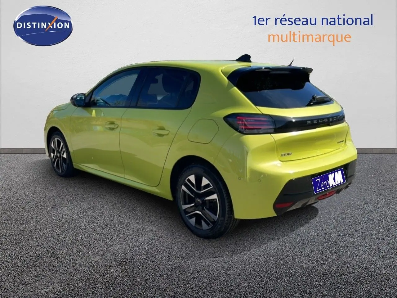 Vue 3/4 arrière droite d'une Peugeot 208 hybride jaune Agueda Metal avec jantes noires et détails noirs contrastants.