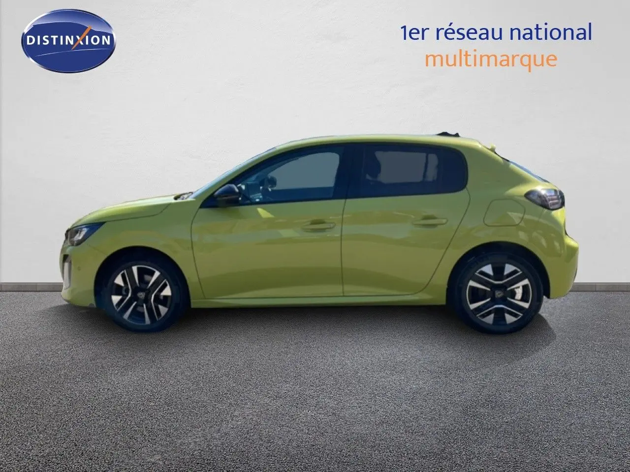 Peugeot 208 Hybrid 110ch en jaune Agueda Metal vue de profil côté gauche, avec jantes alliage distinctives.