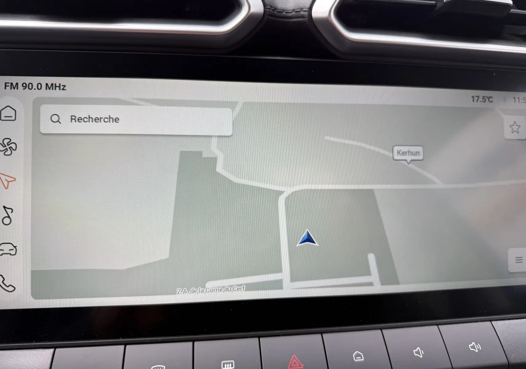 Écran tactile du système de navigation du MG Motor ZS 1.5 Hybrid+ 2026 en couleur Candem Grey, vue intérieure.