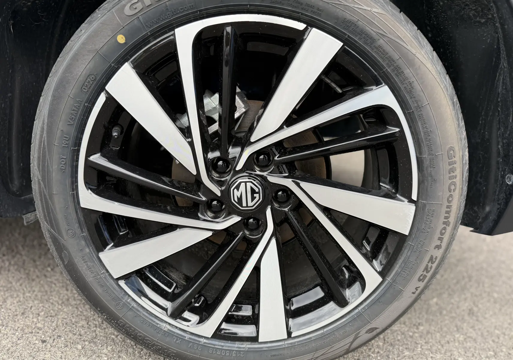 Gros plan sur la jante bicolore noire et argentée du MG ZS 1.5 Hybrid+ 197 Luxury en couleur Candem Grey.