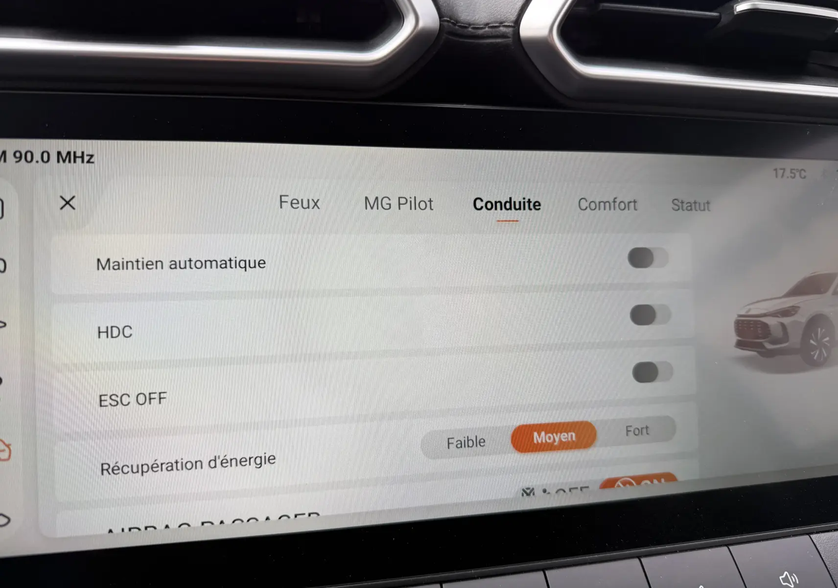 Écran tactile intérieur du MG ZS 1.5 HYBRID+ 197 LUXURY en mode conduite, affichant les réglages d'assistance et récupération d'énergie.