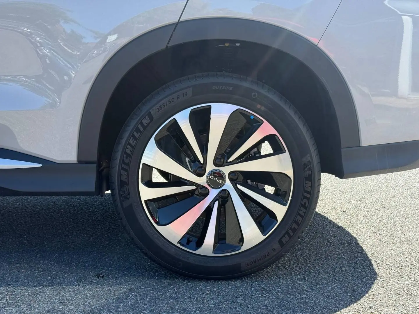 Gros plan sur la jante alu bicolore et le pneu Michelin du côté gauche d’un BYD SEAL U Boundless Cloud métallisé.