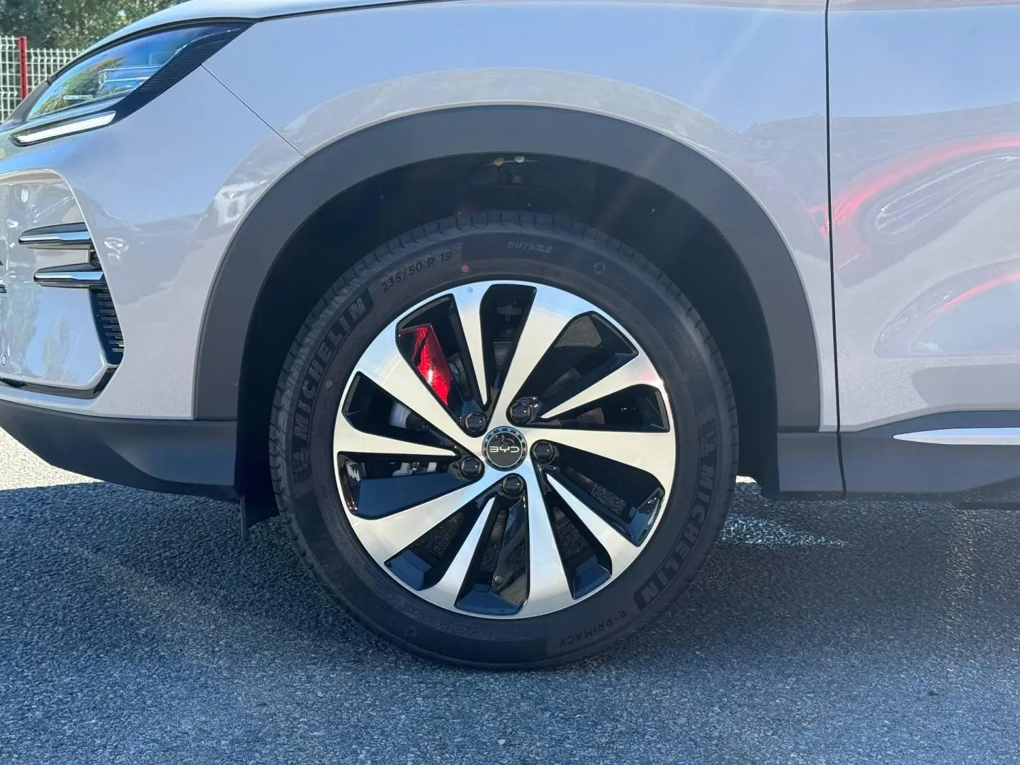 Gros plan sur la roue avant gauche du BYD SEAL U 1.5 DM-i 218ch Boost en Boundless Cloud métallisé avec jante alu bicolore.