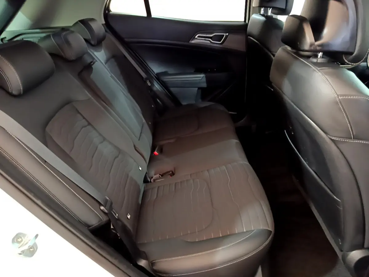 Vue intérieure côté gauche des sièges arrière noirs en cuir du Kia Sportage hybride rechargeable 2022