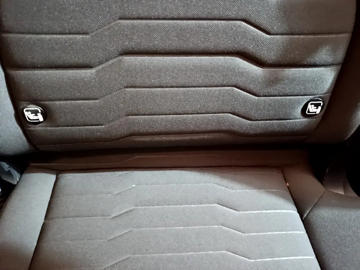 Détail des fixations Isofix sur la banquette arrière en tissu noir du Kia Sportage hybride rechargeable 2022.