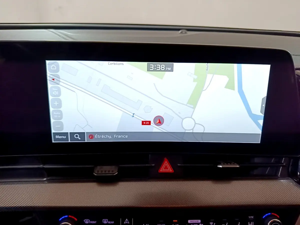 Affichage tactile central du tableau de bord du Kia Sportage blanc 2022 montrant la navigation GPS à Étréchy.