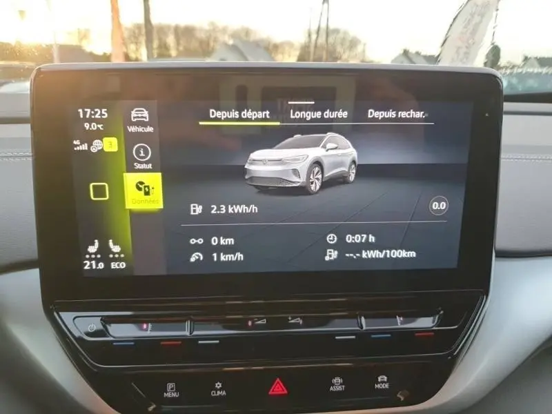 Écran tactile intérieur du Volkswagen ID.4 montrant une vue 3/4 avant du véhicule gris lunaire sur l'interface.