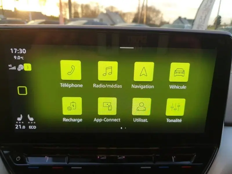 Écran tactile central du Volkswagen ID.4 2023 affichant les menus téléphone, radio, navigation et véhicule.