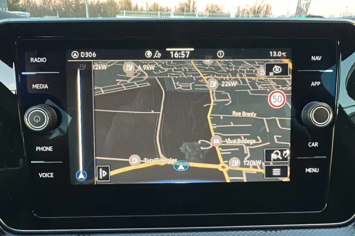 Écran tactile central du Volkswagen T-Cross 2025 affichant la navigation GPS avec carte et commandes autour.